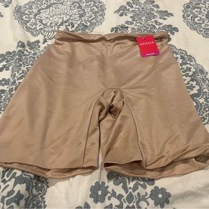 NWT SPANX Power Conceal-Her Mid-Thing Short